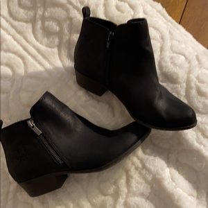 Like new Lucky Brand bootie - Size 4